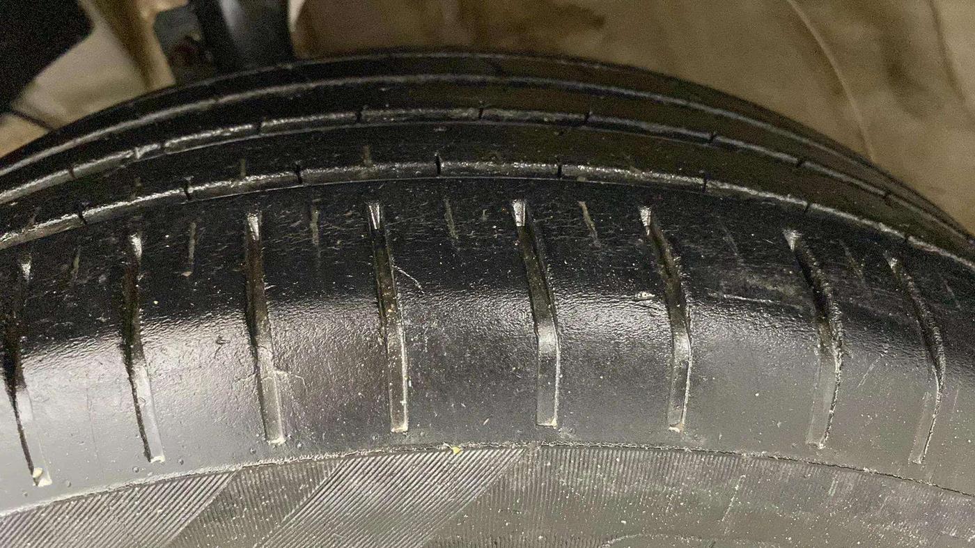 2022 Maruti Dzire ZXI CNG, CNG, Manual, 28,176 km, Left Front Tyre Tread