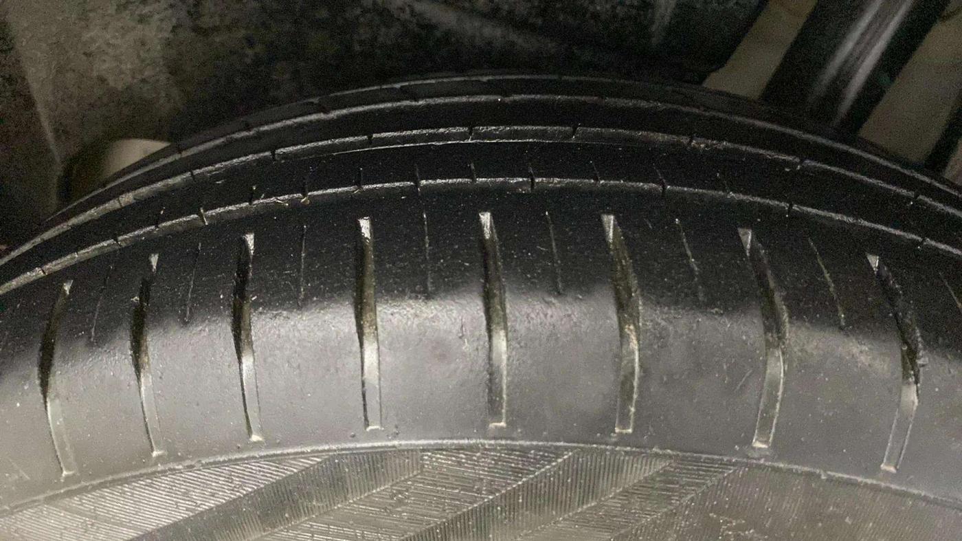 2022 Maruti Dzire ZXI CNG, CNG, Manual, 28,176 km, Left Rear Tyre Tread