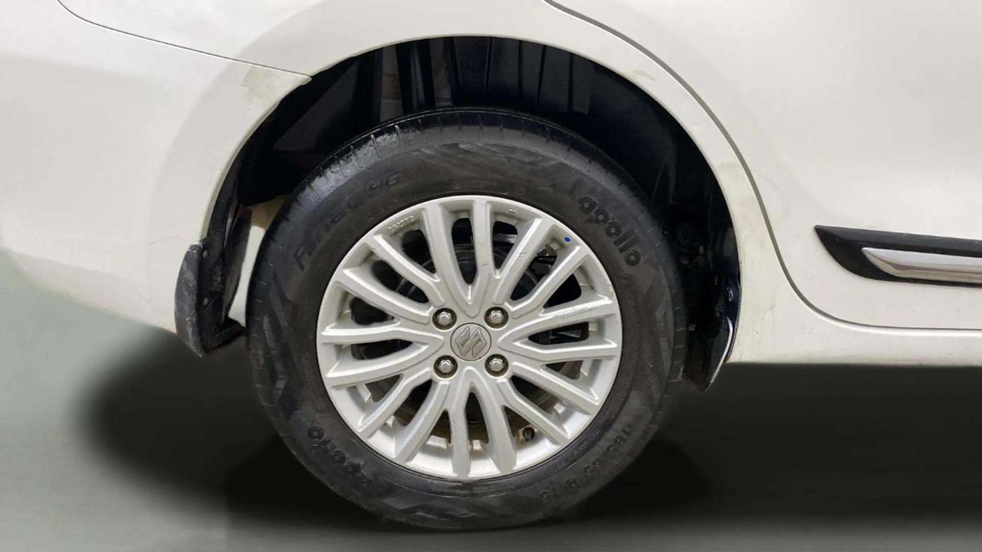 2022 Maruti Dzire ZXI CNG, CNG, Manual, 28,176 km, Right Rear Wheel