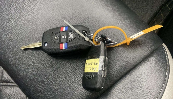 2020 KIA SONET HTK PLUS 1.0 IMT, Petrol, Manual, 7,957 km, Key Close Up