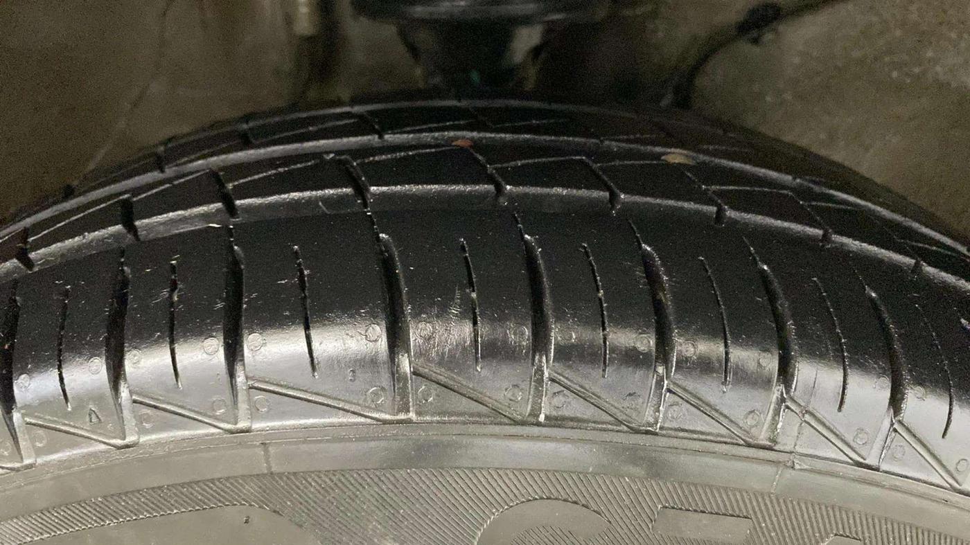 2021 Maruti Alto LXI O, Petrol, Manual, 13,070 km, Right Front Tyre Tread