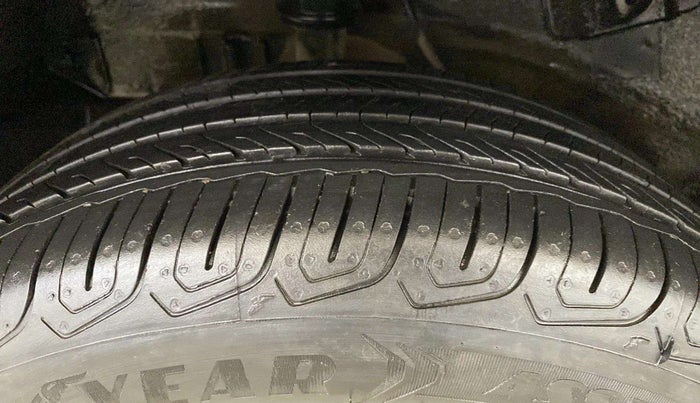 2018 Tata NEXON XM PETROL, Petrol, Manual, 33,715 km, Right Rear Tyre Tread