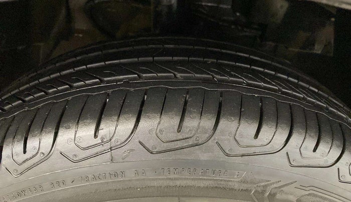 2018 Tata NEXON XM PETROL, Petrol, Manual, 33,715 km, Right Front Tyre Tread