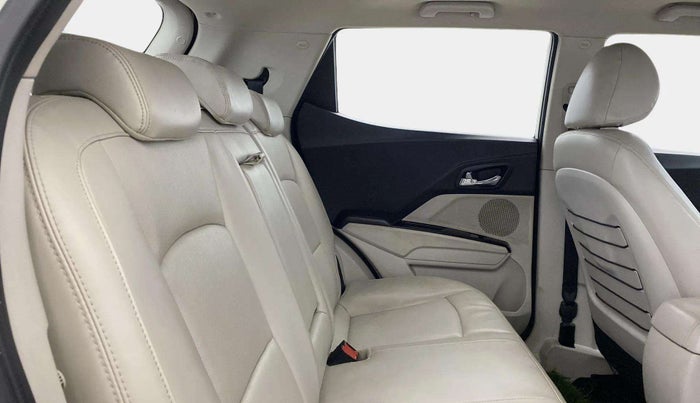 2023 Mahindra XUV300 W8 (O) 1.2 PETROL, Petrol, Manual, 36,405 km, Right Side Rear Door Cabin
