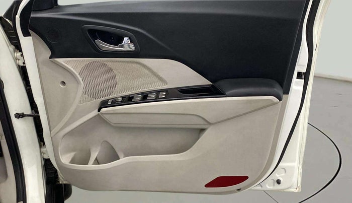 2023 Mahindra XUV300 W8 (O) 1.2 PETROL, Petrol, Manual, 36,405 km, Driver Side Door Panels Control