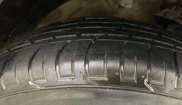 2023 Mahindra XUV300 W8 (O) 1.2 PETROL, Petrol, Manual, 36,405 km, Right Front Tyre Tread