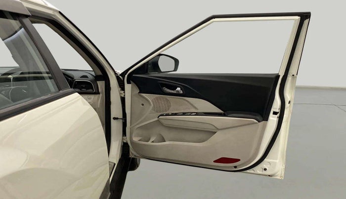 2023 Mahindra XUV300 W8 (O) 1.2 PETROL, Petrol, Manual, 36,405 km, RHS Front Door