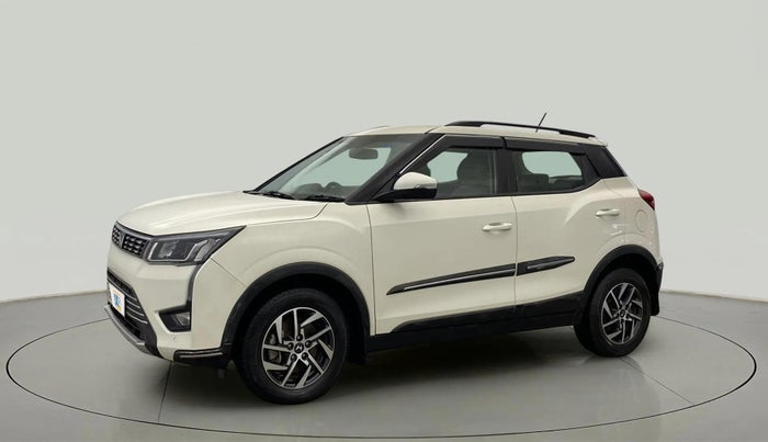 2023 Mahindra XUV300 W8 (O) 1.2 PETROL, Petrol, Manual, 36,405 km, Left Front Diagonal