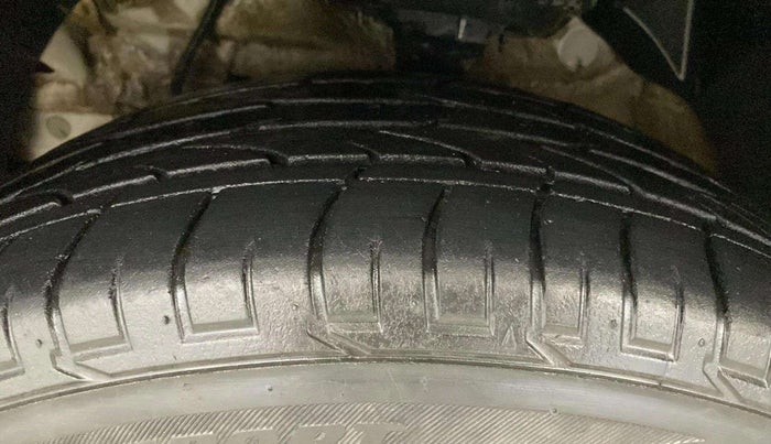 2023 Mahindra XUV300 W8 (O) 1.2 PETROL, Petrol, Manual, 36,405 km, Left Front Tyre Tread