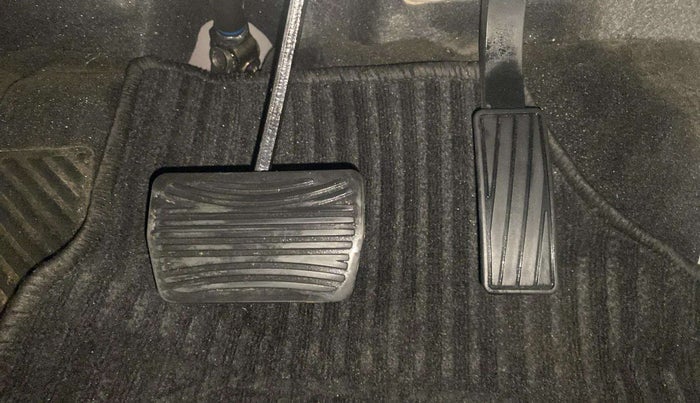 2023 Mahindra XUV300 W8 (O) 1.2 PETROL AMT, Petrol, Automatic, 10,863 km, Pedals