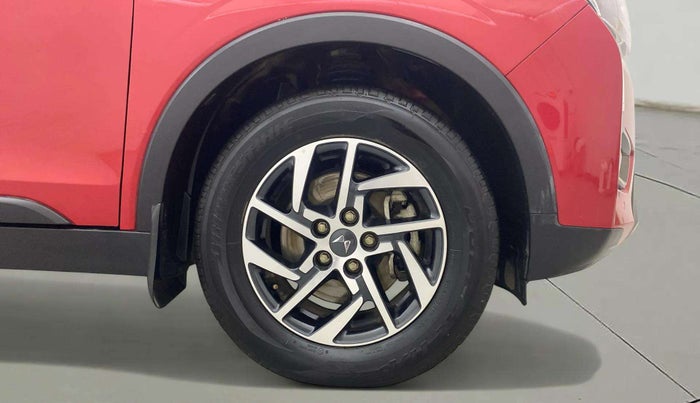 2023 Mahindra XUV300 W8 (O) 1.2 PETROL AMT, Petrol, Automatic, 10,863 km, Right Front Wheel