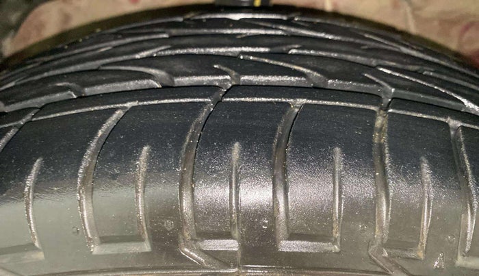 2023 Mahindra XUV300 W8 (O) 1.2 PETROL AMT, Petrol, Automatic, 10,863 km, Right Front Tyre Tread