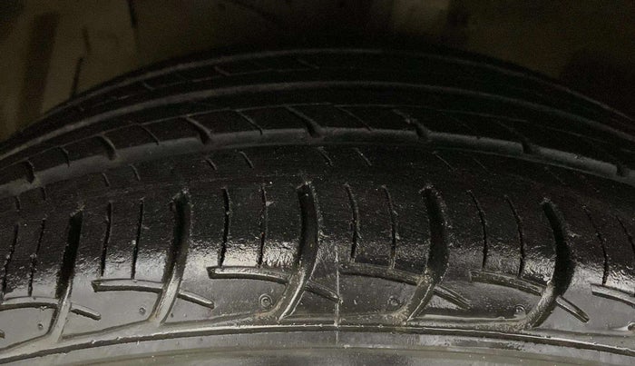2018 Maruti Ciaz DELTA 1.5 SHVS MT PETROL, Petrol, Manual, 48,775 km, Left Front Tyre Tread