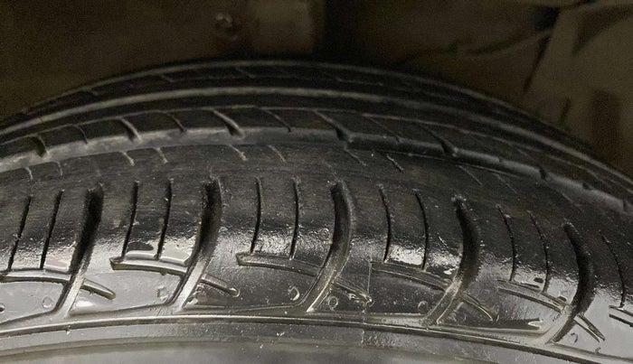 2018 Maruti Ciaz DELTA 1.5 SHVS MT PETROL, Petrol, Manual, 48,775 km, Right Front Tyre Tread