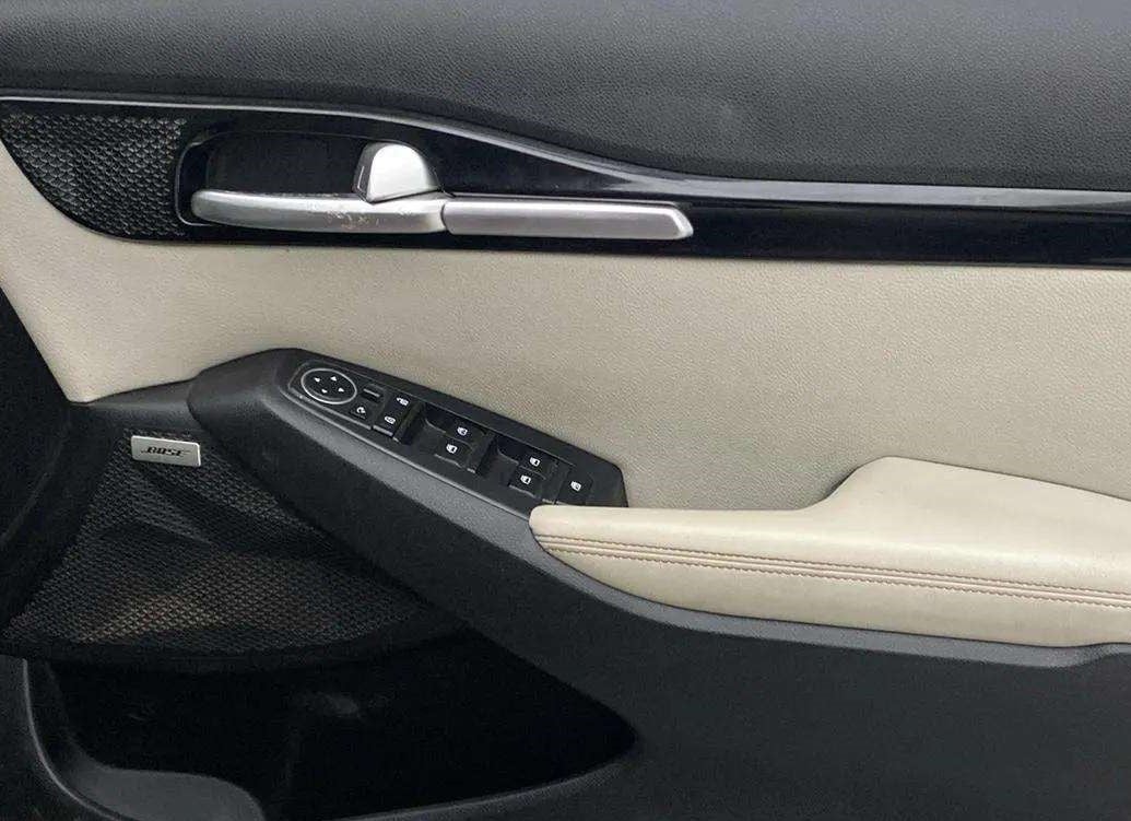 Driver-side-door-panel-control-39