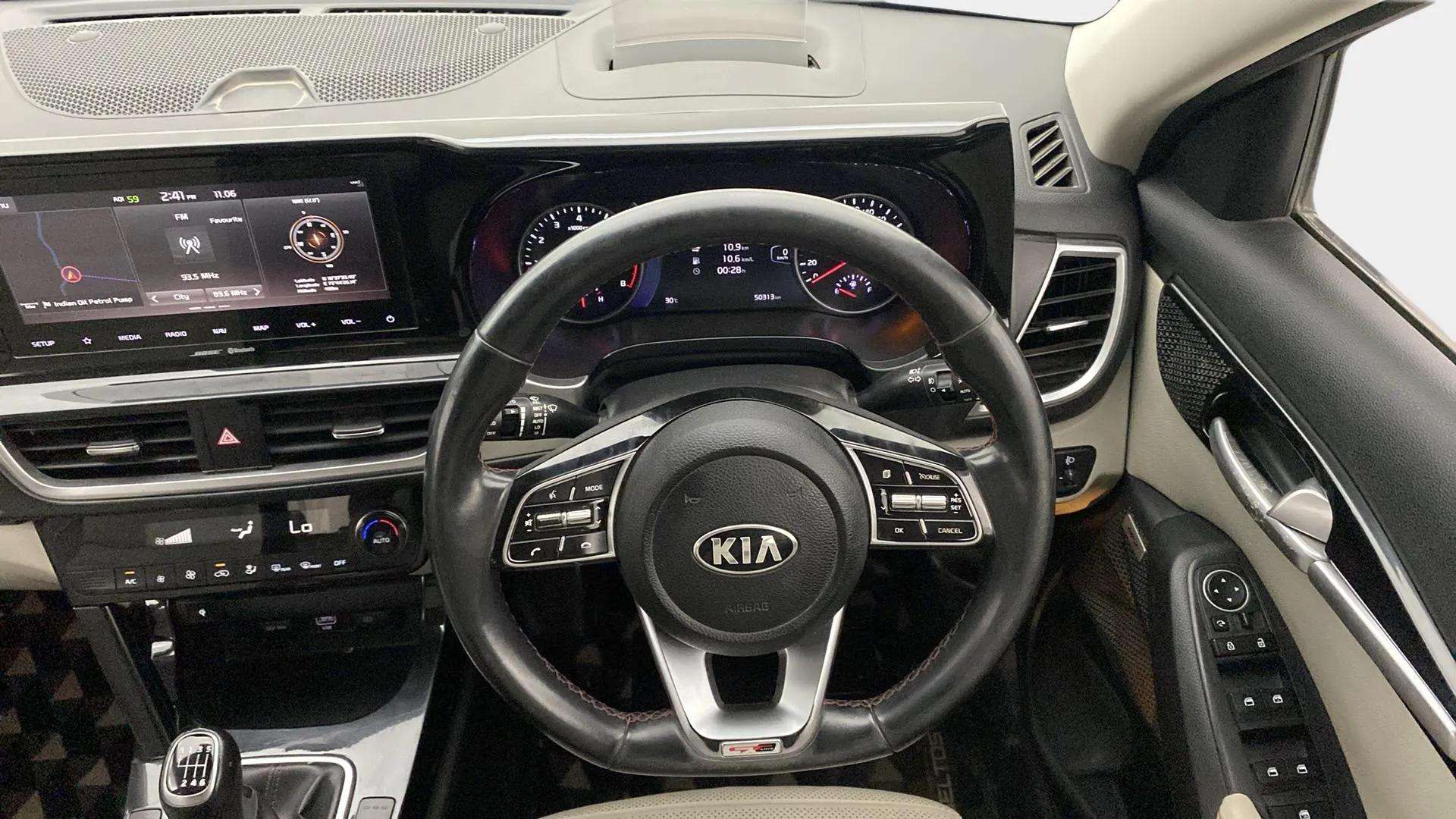 Steering-wheel-close-up-29