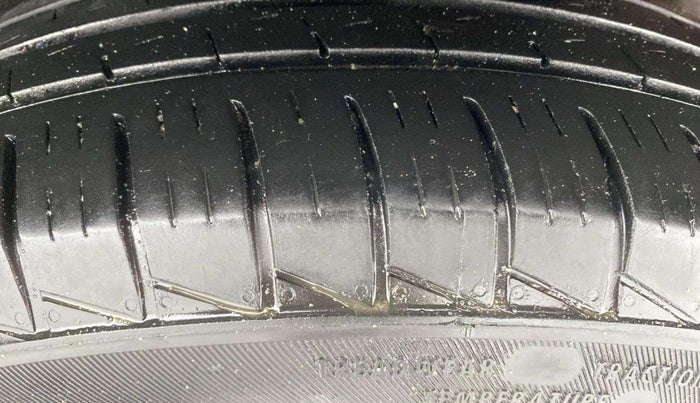 2015 Maruti Swift LXI (O), Petrol, Manual, 60,872 km, Left Rear Tyre Tread