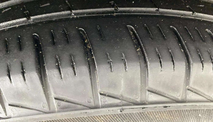 2015 Maruti Swift LXI (O), Petrol, Manual, 60,872 km, Right Front Tyre Tread