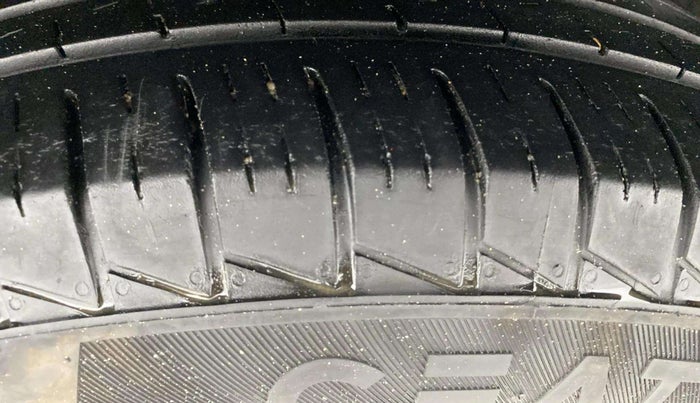 2015 Maruti Swift LXI (O), Petrol, Manual, 60,872 km, Right Rear Tyre Tread