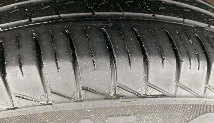 2015 Maruti Swift LXI (O), Petrol, Manual, 60,872 km, Left Front Tyre Tread