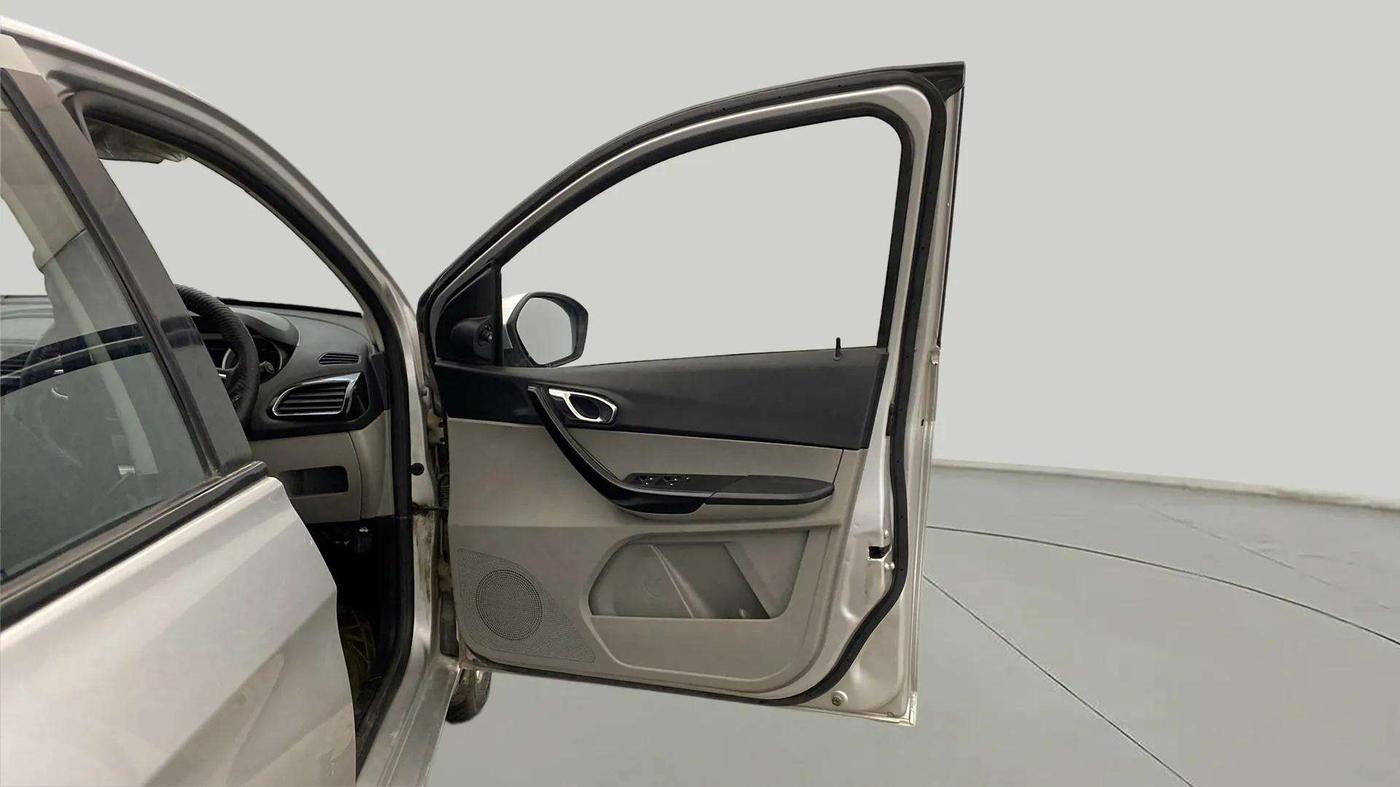 2017 Tata Tiago XZA PETROL, Petrol, Automatic, 73,294 km, RHS Front Door