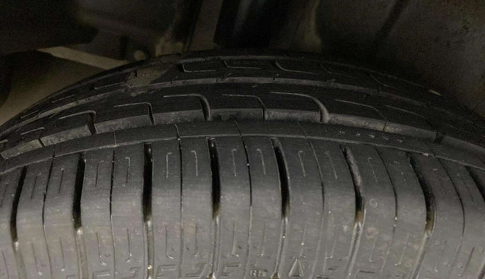 2018 Maruti Ciaz DELTA 1.5 SHVS MT PETROL, Petrol, Manual, 63,743 km, Right Rear Tyre Tread