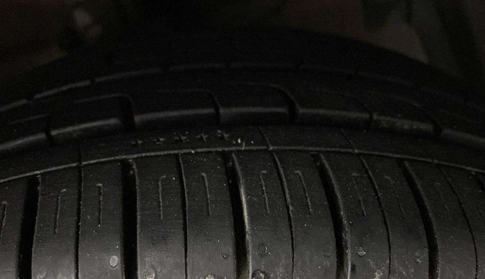 2018 Maruti Ciaz DELTA 1.5 SHVS MT PETROL, Petrol, Manual, 63,743 km, Right Front Tyre Tread