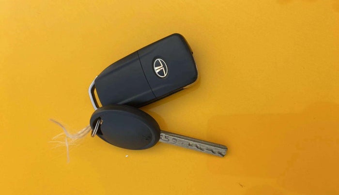 2021 Tata Tiago XT PETROL, Petrol, Manual, 20,132 km, Key Close Up