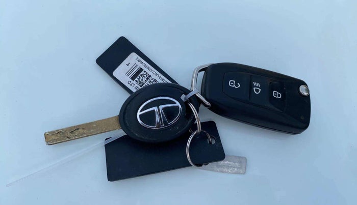2022 Tata PUNCH ADVENTURE MT, Petrol, Manual, 37,331 km, Key Close Up