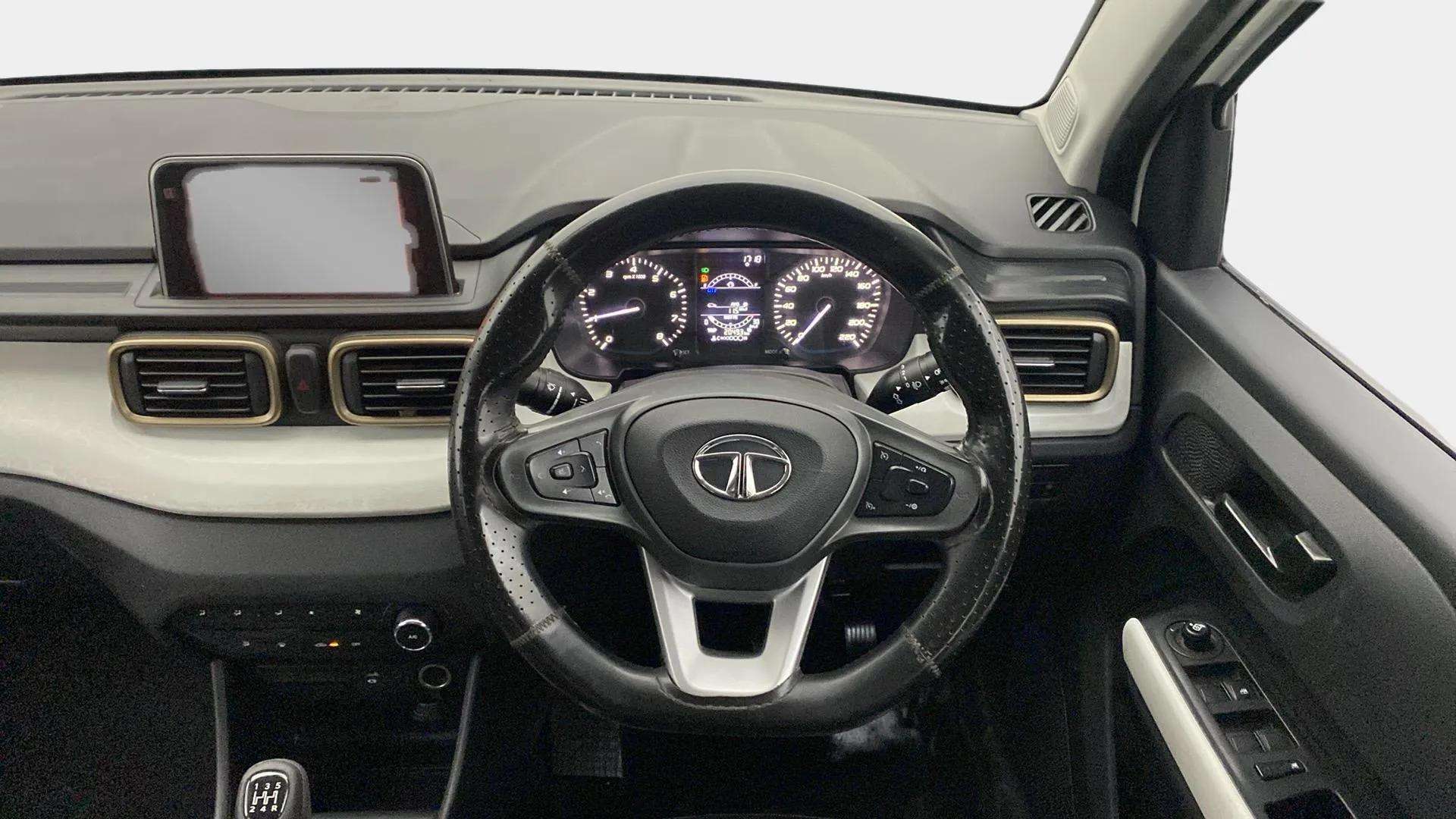 Steering-wheel-close-up-29