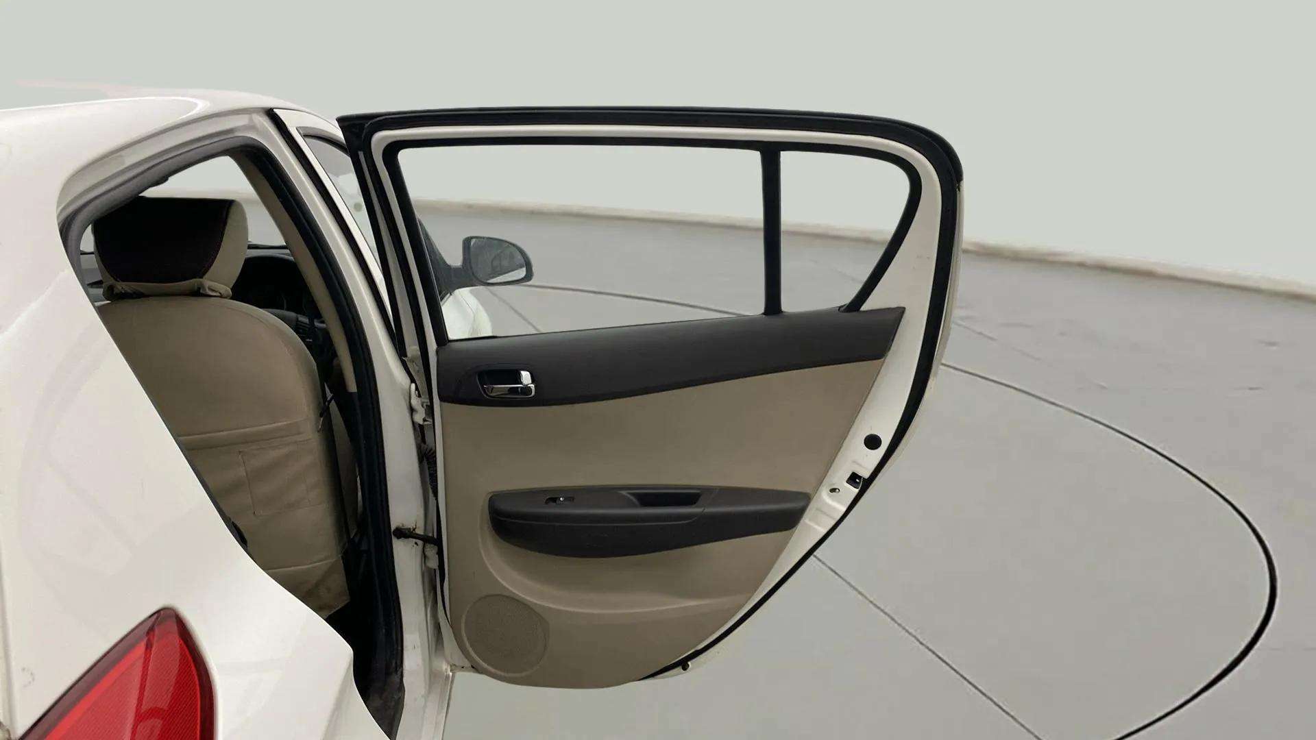 RHS-Rear-Door-Open-33