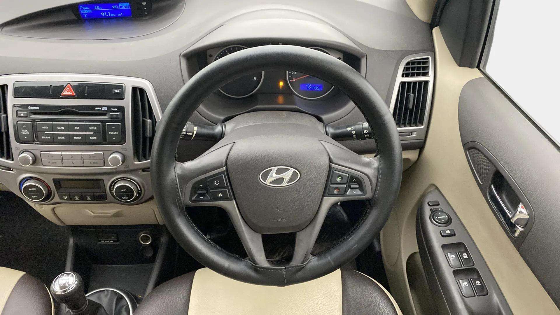 Steering-wheel-close-up-29