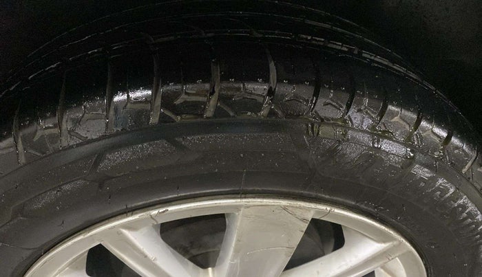 2017 Volkswagen Vento HIGHLINE PETROL AT, Petrol, Automatic, 80,342 km, Left Front Tyre Tread