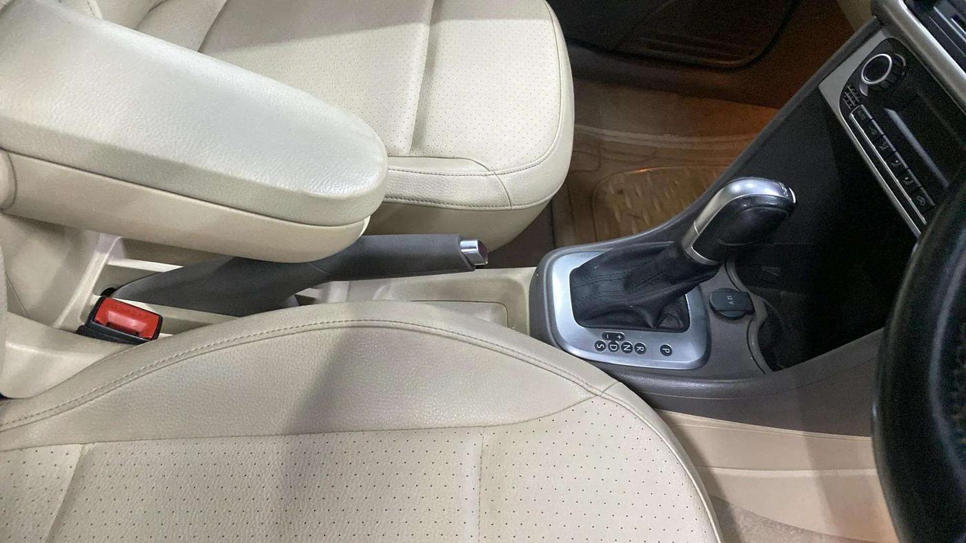 2017 Volkswagen Vento HIGHLINE PETROL AT, Petrol, Automatic, 80,342 km, Gear Lever