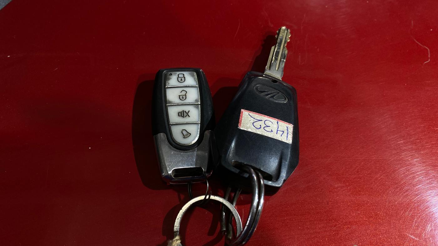 2017 Mahindra Kuv100 K2 6 STR, Petrol, Manual, 35,504 km, Key Close Up