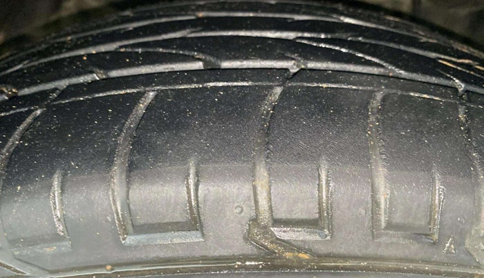 2023 Mahindra XUV300 W8 1.5 DIESEL, Diesel, Manual, 43,568 km, Right Front Tyre Tread