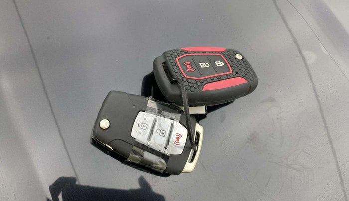 2023 Mahindra XUV300 W8 1.5 DIESEL, Diesel, Manual, 43,568 km, Key Close Up