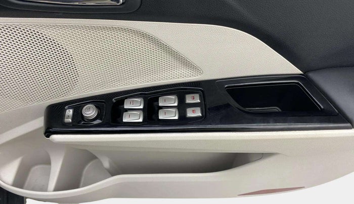 2023 Mahindra XUV300 W8 1.5 DIESEL, Diesel, Manual, 43,568 km, Driver Side Door Panels Control