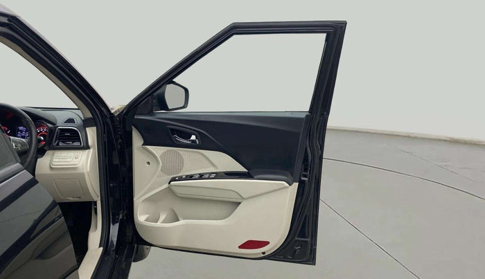 2023 Mahindra XUV300 W8 1.5 DIESEL, Diesel, Manual, 43,568 km, RHS Front Door