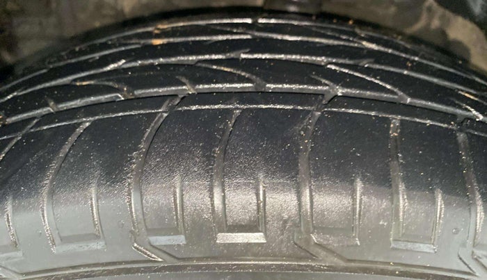 2023 Mahindra XUV300 W8 1.5 DIESEL, Diesel, Manual, 43,568 km, Left Front Tyre Tread