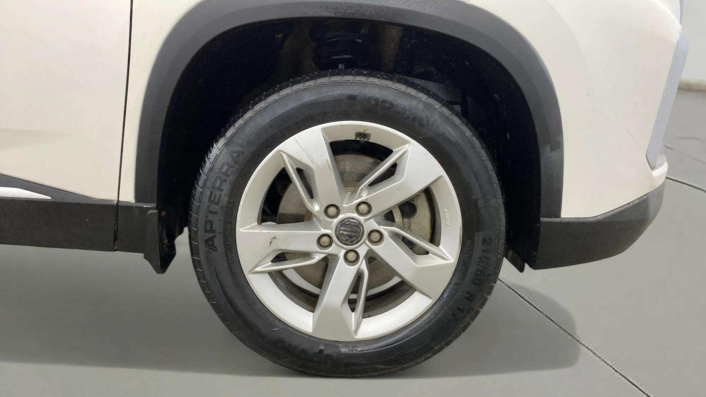 2022 MG HECTOR SHINE 1.5 PETROL TURBO MT, Petrol, Manual, 25,798 km, Right Front Wheel