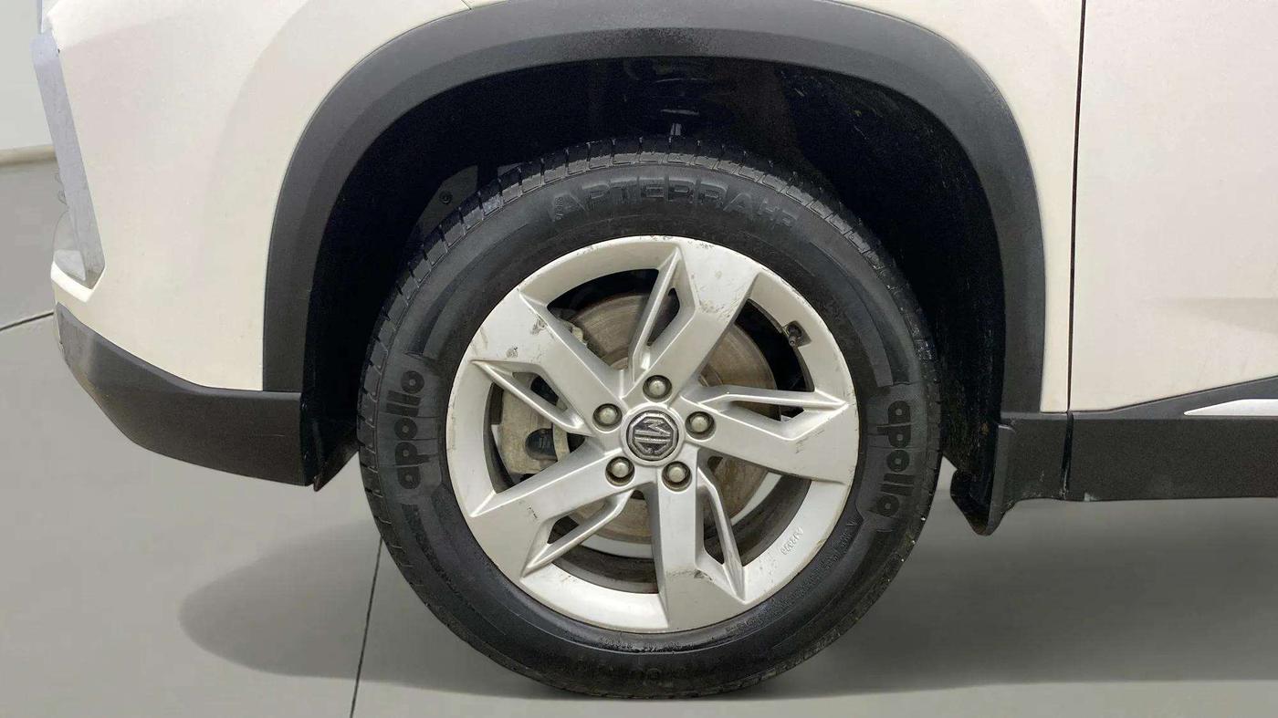 2022 MG HECTOR SHINE 1.5 PETROL TURBO MT, Petrol, Manual, 25,798 km, Left Front Wheel
