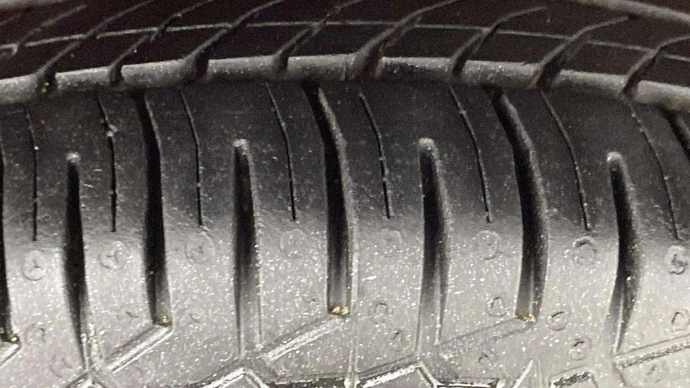 2016 Maruti Alto 800 LXI, Petrol, Manual, 39,228 km, Right Front Tyre Tread