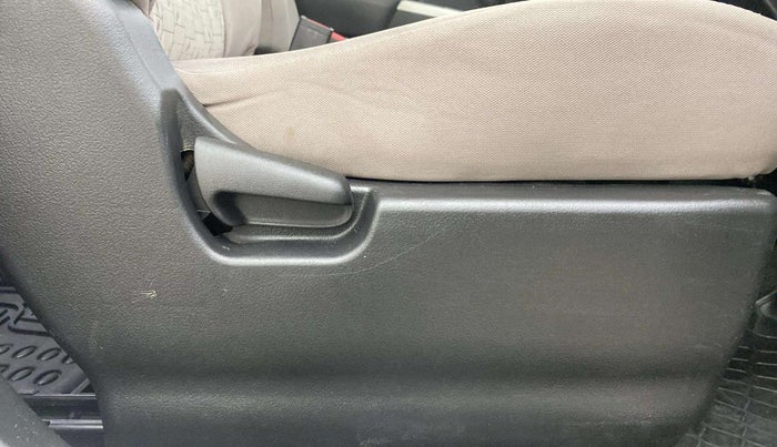 2016 Maruti Wagon R 1.0 VXI, Petrol, Manual, 84,724 km, Driver Side Adjustment Panel