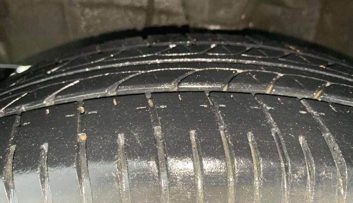 2013 Hyundai i10 MAGNA 1.2, Petrol, Manual, 31,220 km, Left Front Tyre Tread