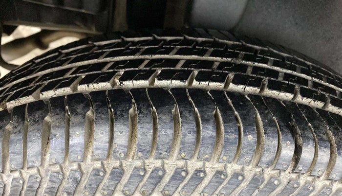 2015 Maruti Swift VXI, Petrol, Manual, 57,586 km, Right Rear Tyre Tread