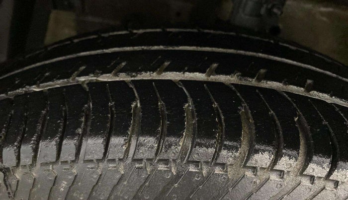 2015 Maruti Swift VXI, Petrol, Manual, 57,586 km, Left Front Tyre Tread