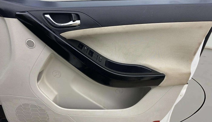 2022 Tata NEXON XZA PLUS (O) DIESEL DUAL TONE, Diesel, Automatic, 76,920 km, Driver Side Door Panels Control