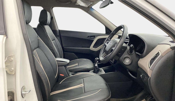 2016 Hyundai Creta BASE 1.6 PETROL, CNG, Manual, 1,20,376 km, Right Side Front Door Cabin