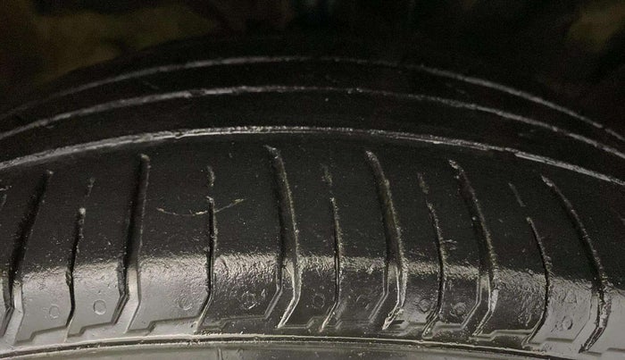 2016 Hyundai Creta BASE 1.6 PETROL, CNG, Manual, 1,20,376 km, Right Front Tyre Tread